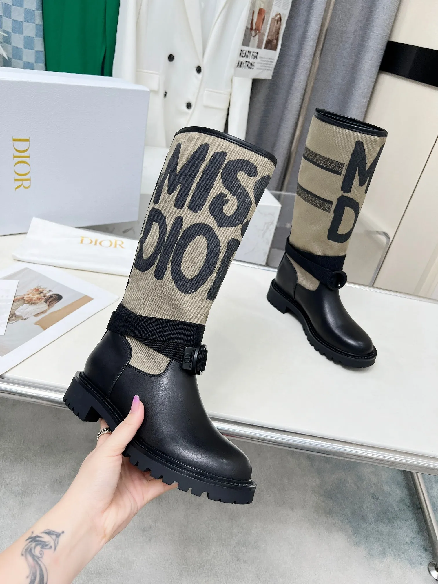 👟👟Ex-factory price 600💯💯2024ss highest version Dior Dior autumn and winter boots retro work boots one-step, imported calfskin upper stitched with the latest imported technology electric embroidered face Xuan type versatile slimming yyds. The shape is three-dimensional and full, handsome and comfortable on the feet, the design style is very novel, the details are perfect, cool and trendy💯 trendy outsole Inner: Niuli Outsole: 1:1 molded outsole Heel height: 3.0cm Size: 35-41 (40 41 customized)